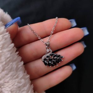 گردنبند قو مشکی سوارسکی