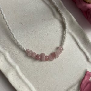 چوکر سفید با سنگ رزکوارتز صورتی
